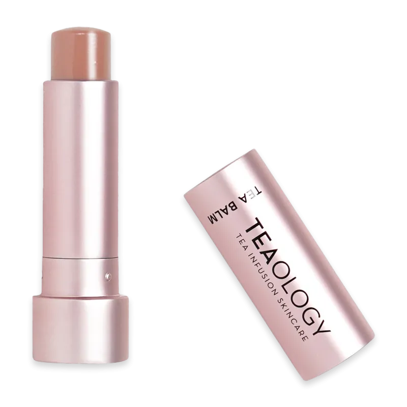 TEAOLOGY Vanilla Tea Lip Balm in rosafarbener Hülse, geöffnet mit abgenommenem Deckel.