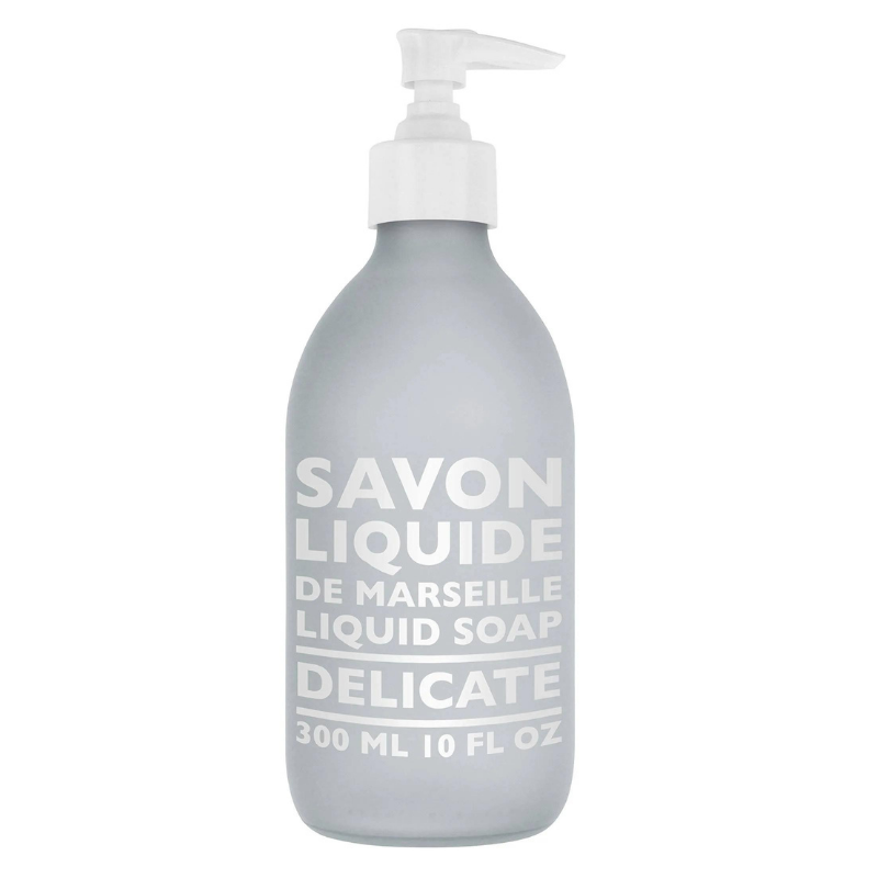 Flasche mit 300 ml flüssiger Marseille-Seife, zart duftend, mit Pumpspender.