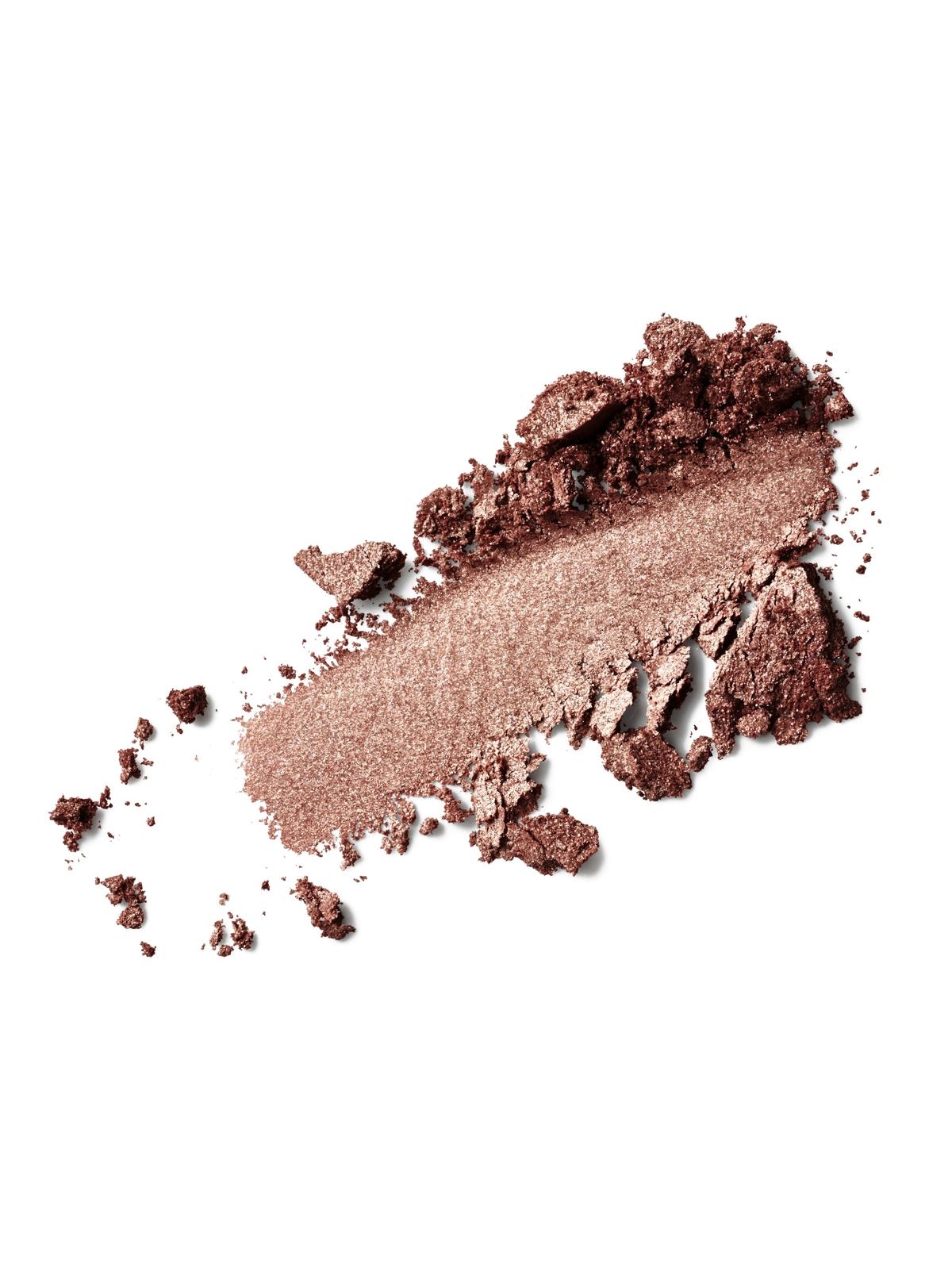 image_121769_4 Zerbröselter, schimmernder, brauner Lidschatten auf weißem Hintergrund.