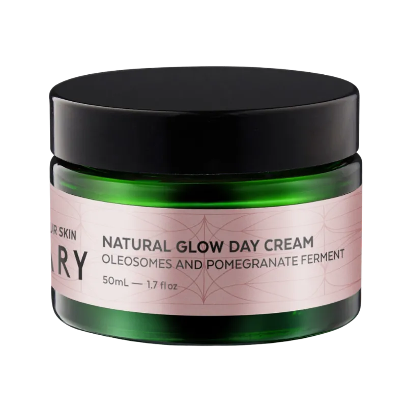 VOTARY Natural Glow Day Cream, 50ml, mit Oleosomen und Granatapferment in grünem Glasbehälter mit schwarzem Deckel.