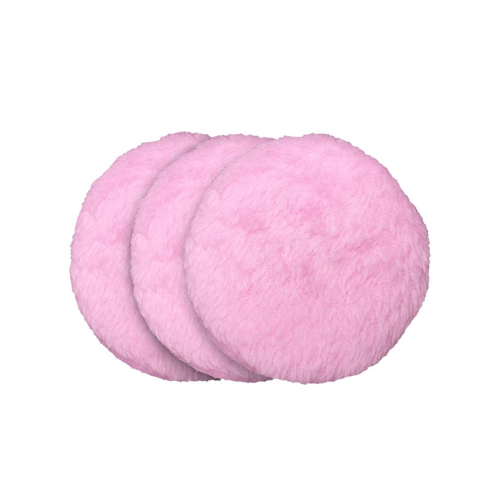 Drei rosa, runde, flauschige Abschminkpads auf weißem Hintergrund.