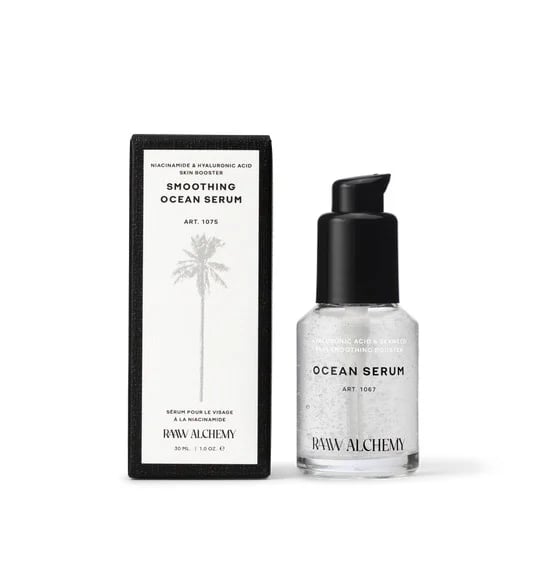 RAW ALCHEMY Smoothing Ocean Serum, 30 ml Flasche neben Verpackung mit Palmenmotiv.