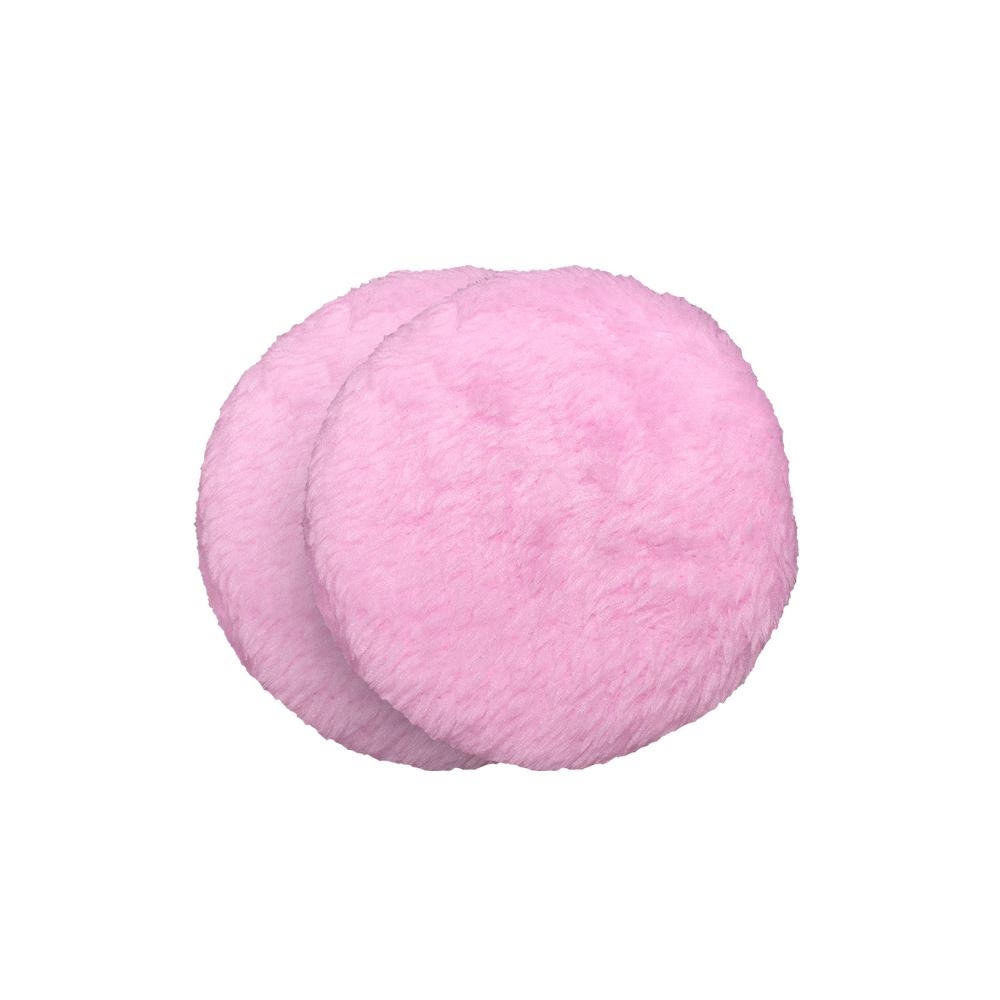 Zwei rosa, runde, flauschige Abschminkpads auf weißem Hintergrund.