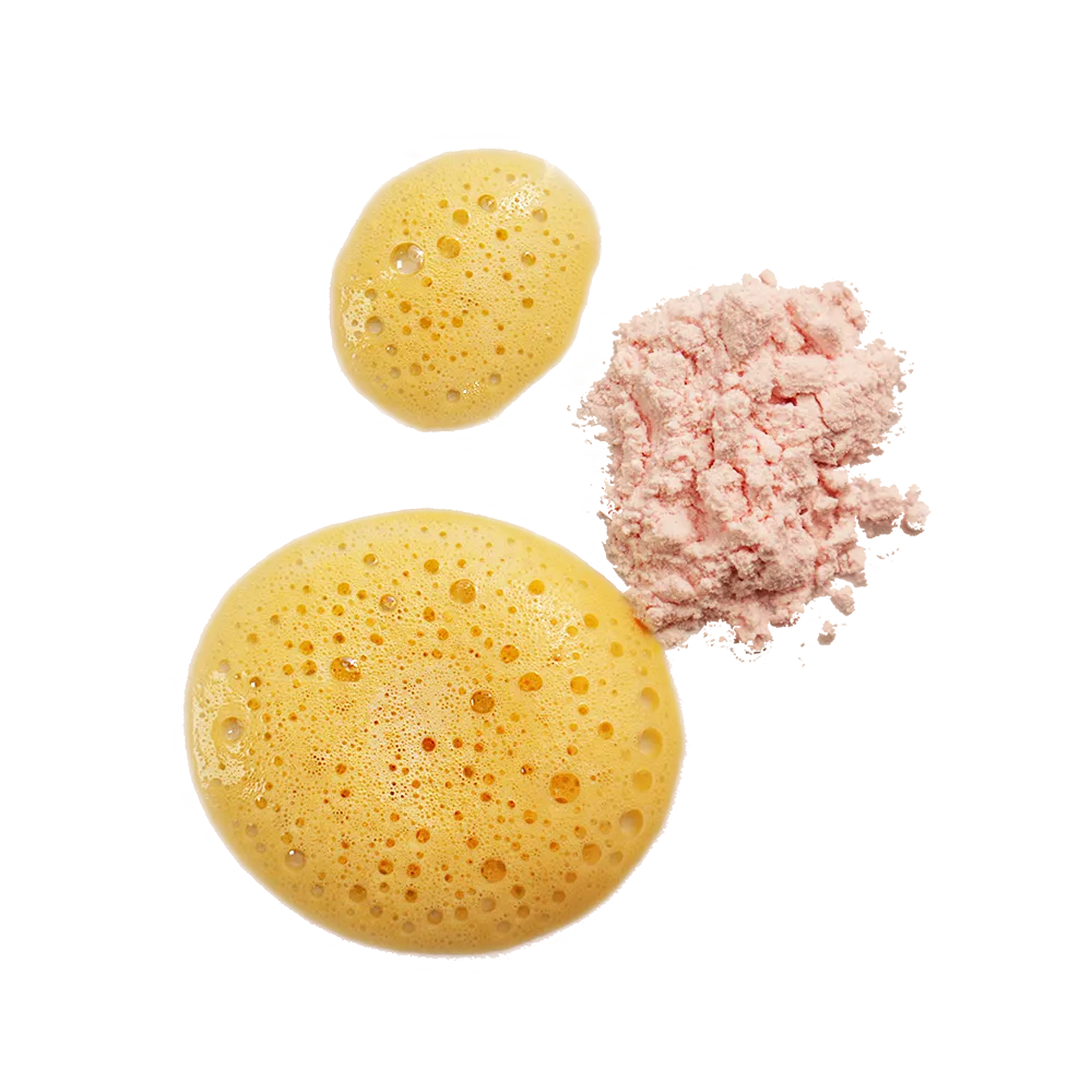 Gelber Enzym-Vitamin-C-Reiniger in flüssiger und pulverisierter Form auf transparentem Hintergrund.