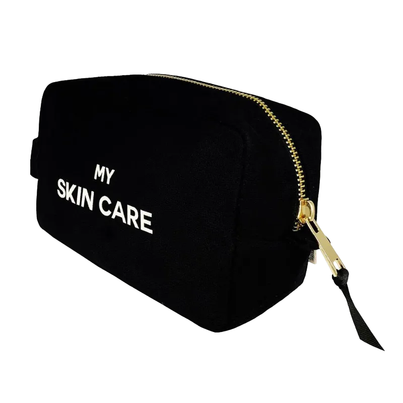 Schwarze Kosmetiktasche mit goldfarbenem Reißverschluss und der Aufschrift 'MY SKIN CARE'.