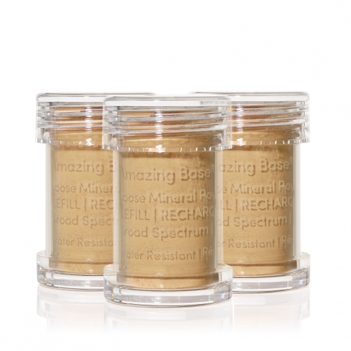 Drei durchsichtige Behälter mit losem Mineralpuder, beschriftet mit 'Amazing Base Loose Mineral Powder Refill Broad Spectrum'.