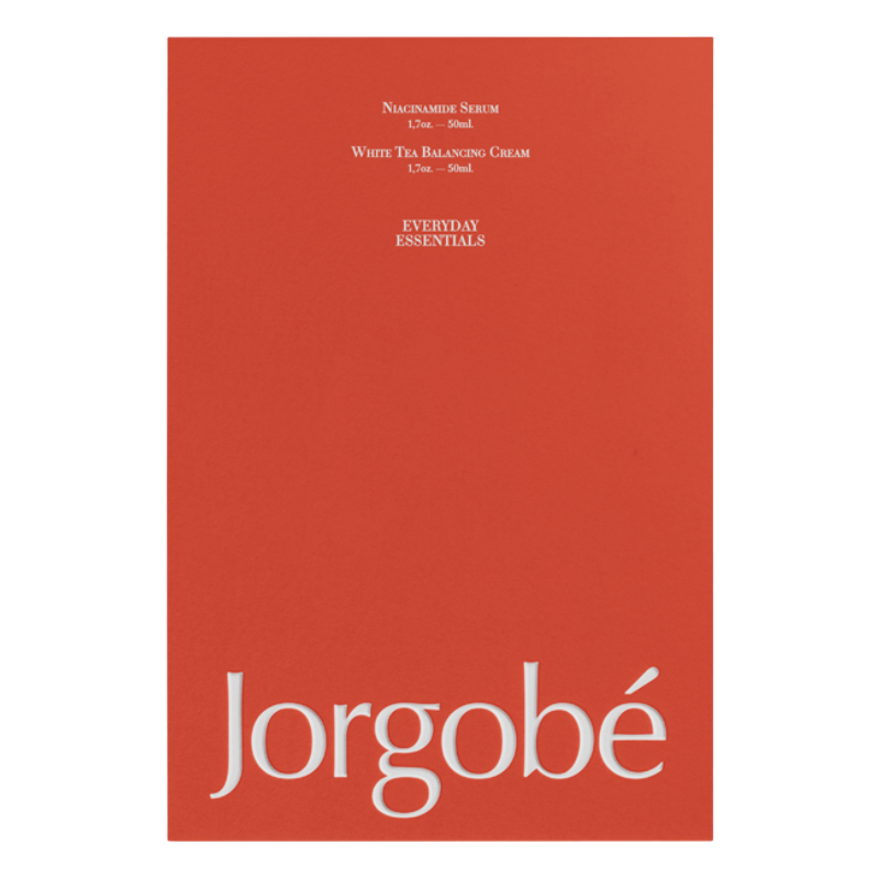 Rotes Produktbild von Jorgobé mit Niacinamid Serum und White Tea Balancing Cream, beschriftet mit 'Everyday Essentials'.