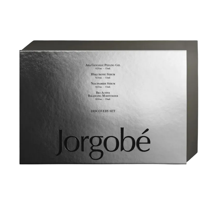 Silberne Jorgobé Discovery Set Box mit Peeling Gel, Hyaluron Serum, Nachtcreme Serum und Balancing Moisturizer.