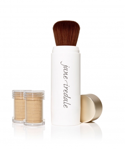 Jane Iredale Puderpinsel und zwei Behälter mit losem Puder auf weißem Hintergrund.