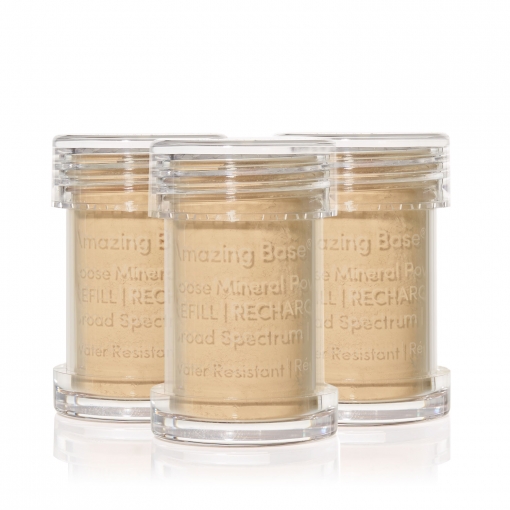 Drei durchsichtige Behälter mit losem Mineralpuder, beschriftet mit 'Amazing Base'.
