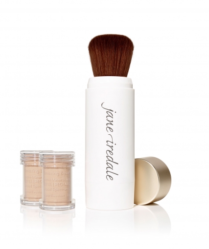 Jane Iredale Puderpinsel und zwei kleine Behälter mit losem Puder auf weißem Hintergrund.