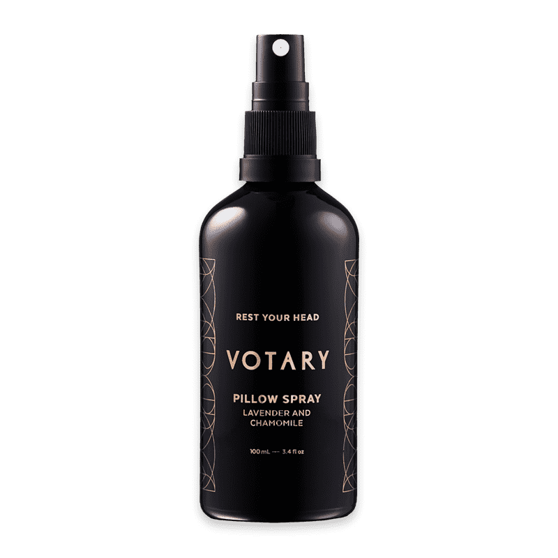 Pillow-Spray_optimized Schwarze Flasche Votary Pillow Spray mit Lavendel und Kamille, 100 ml, auf weißem Hintergrund.