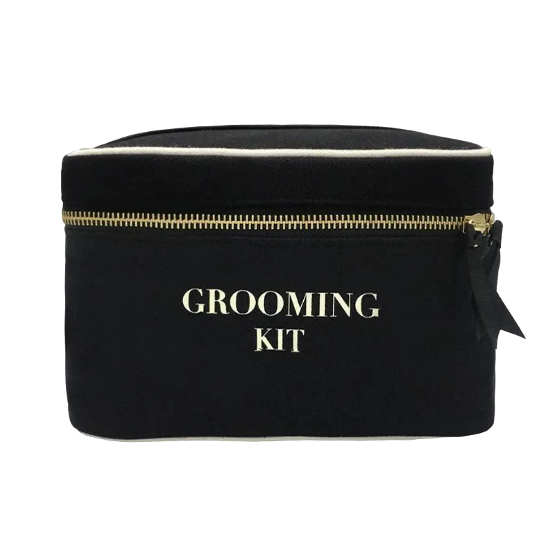 Schwarzes Grooming-Kit mit goldfarbenem Reißverschluss und Aufschrift 'GROOMING KIT' in weißer Schrift.