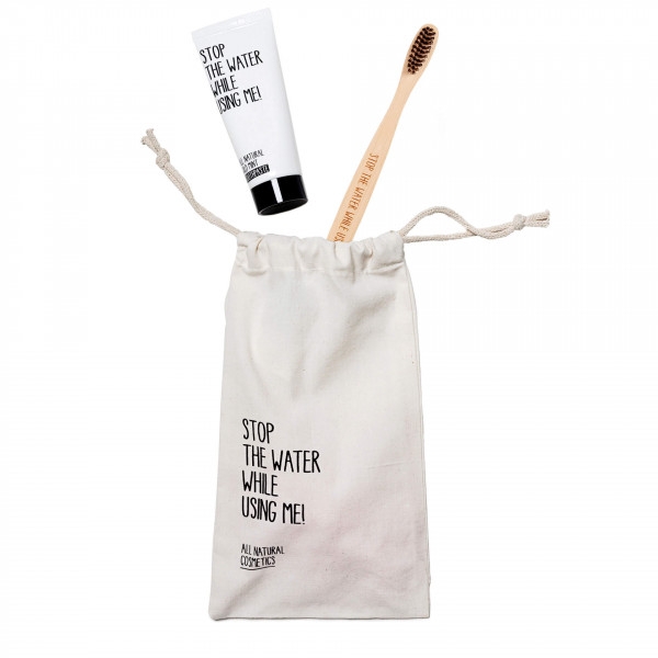 image_122111_1 Zahnpasta und Zahnbürste in einem Stoffbeutel mit der Aufschrift 'Stop the water while using me!'