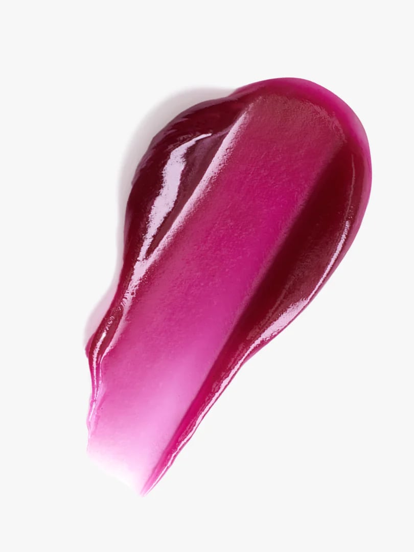 Nahaufnahme eines violett-pinken Lippenstift-Swatches auf weißem Hintergrund.