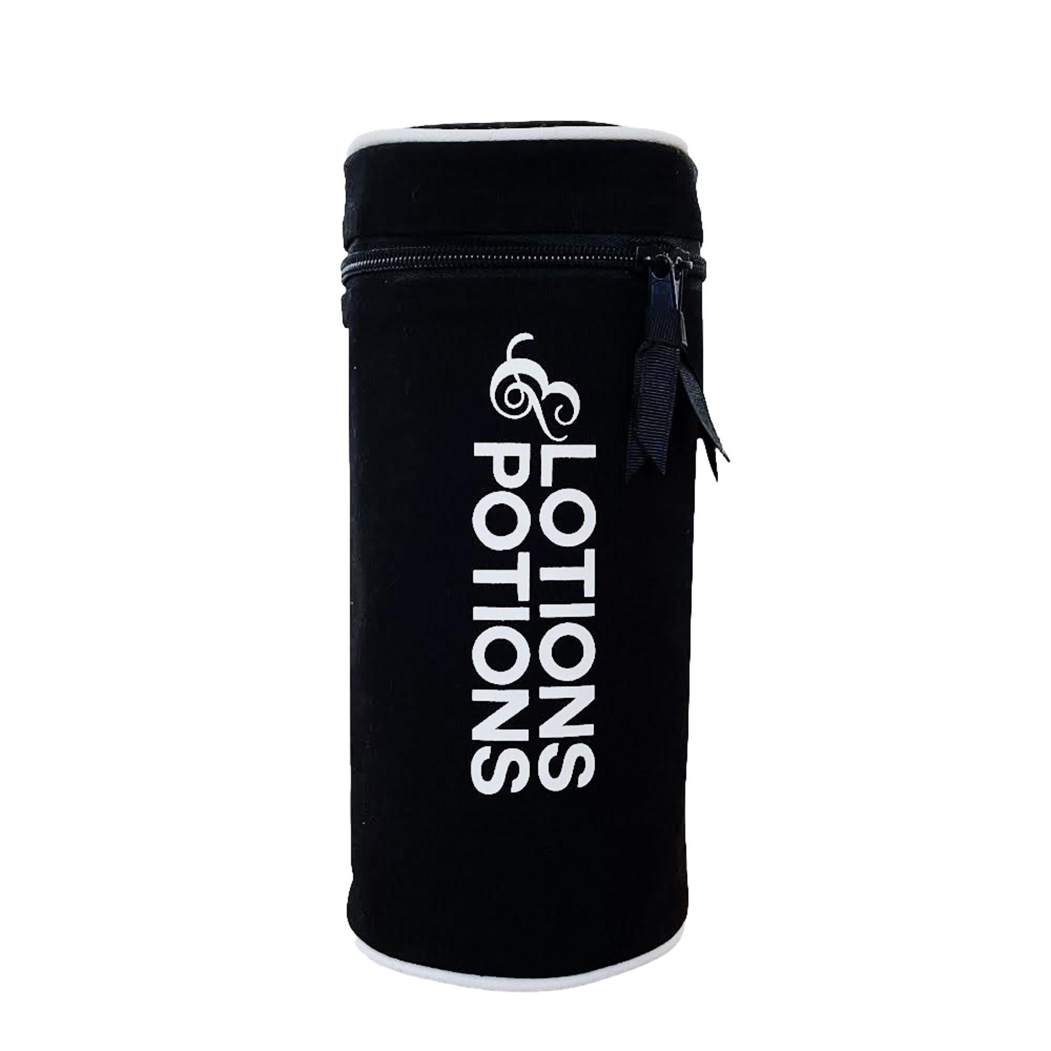 Schwarze Tasche mit Reißverschluss und der Aufschrift 'Lotions & Potions' in weißer Schrift.