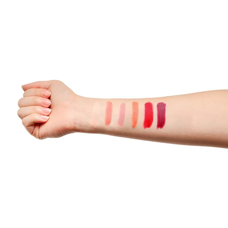 Ein Arm mit fünf verschiedenen Farbtönen von Lippenbalsam, von hell bis dunkel, auf der Haut aufgetragen.
