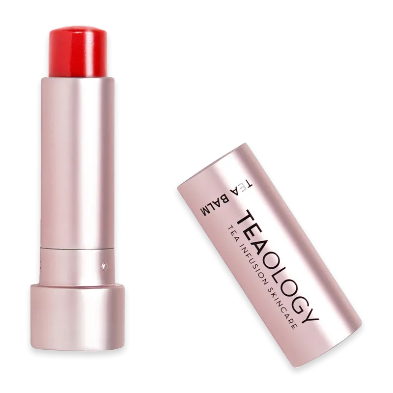 TEAOLOGY Cherry Tea Lip Balm in rosafarbener Hülse, geöffnet mit abgenommenem Deckel.