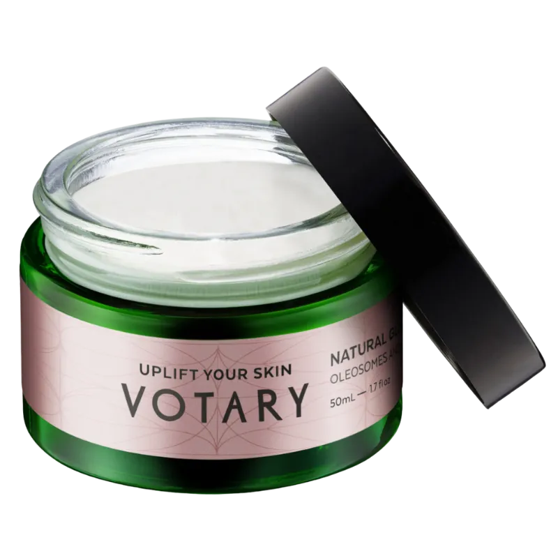 VOTARY Natural Glow Day Cream, 50ml, mit Oleosomen und Granatapferment, in einem grünen Glasbehälter mit schwarzem Deckel.