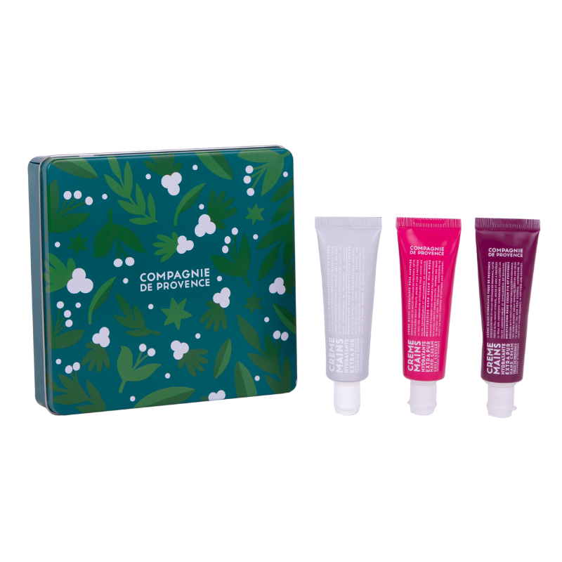 BEAUTIFUL-HAND-SET-FIG-ROSE-COTTON-2023 Drei Handcremes in Tuben und eine grüne Metalldose mit Pflanzenmuster von Compagnie de Provence.