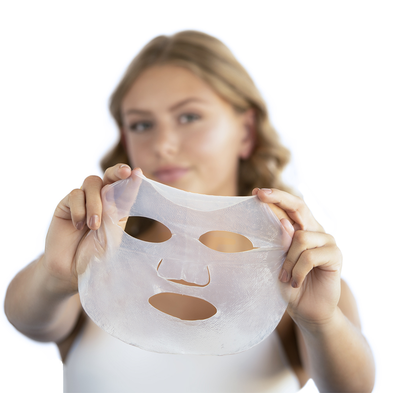 Frau hält eine transparente Gesichtsmaske vor ihr Gesicht.