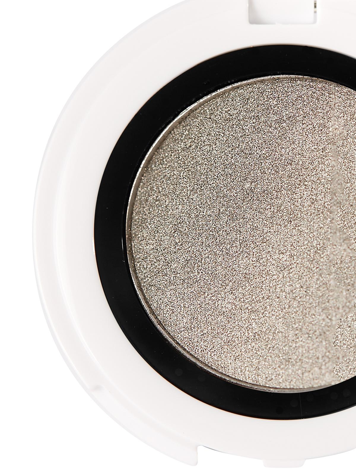 image_121773_3 Nahaufnahme eines silbernen Lidschattens in einer runden, weißen Verpackung.