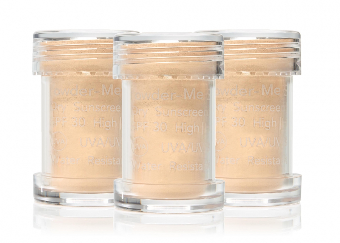 Drei durchsichtige Behälter mit beigem Puder, auf weißem Hintergrund.