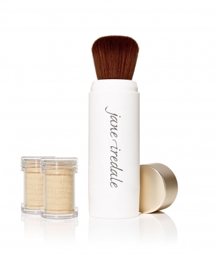 Jane Iredale Puderpinsel und zwei kleine Behälter mit losem Puder auf weißem Hintergrund.