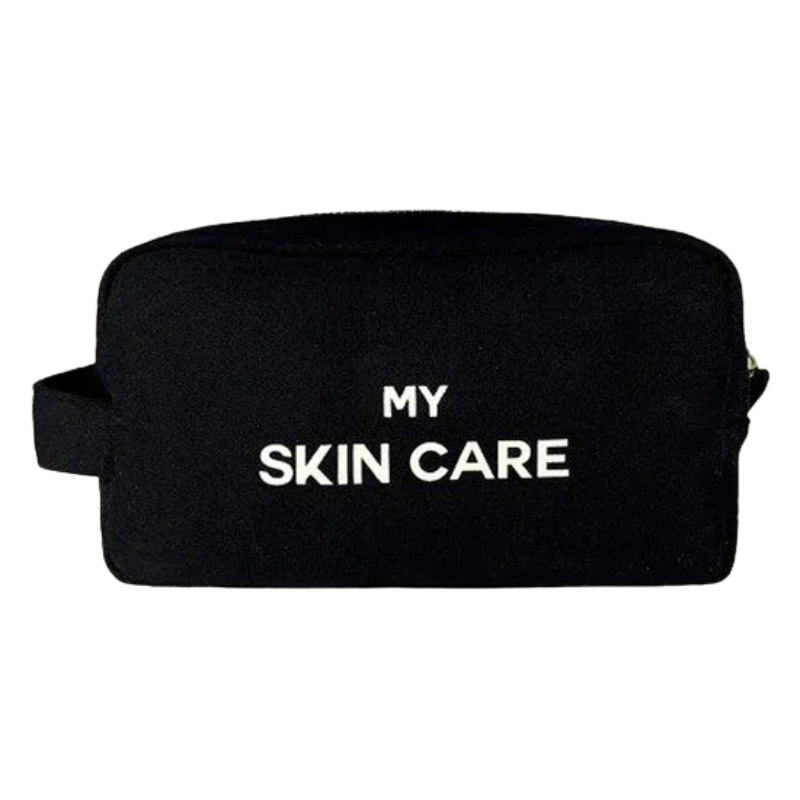 Schwarze Kosmetiktasche mit der Aufschrift 'MY SKIN CARE' in weißen Buchstaben.
