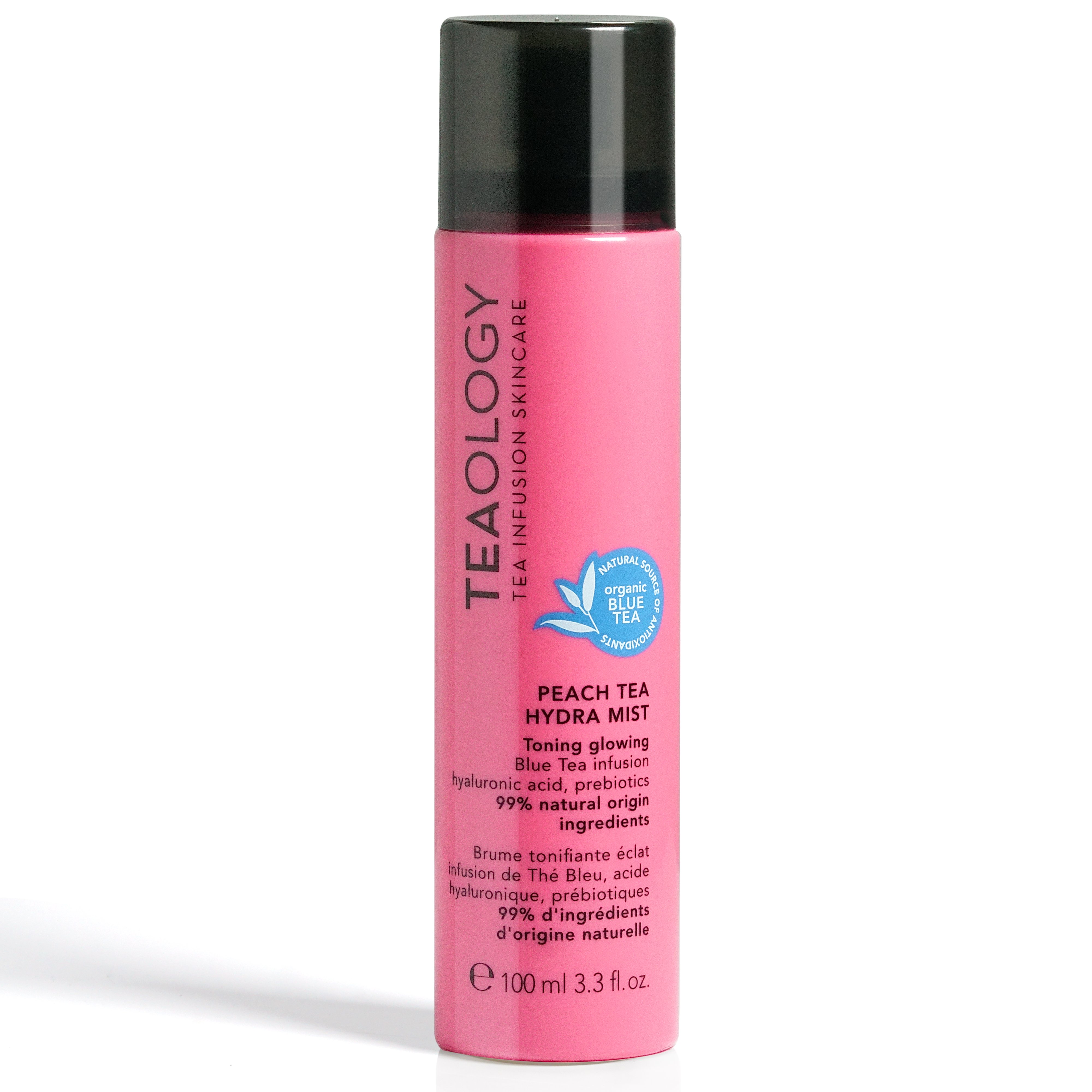 TEAOLOGY Peach Tea Hydra Mist, 100 ml, auf weißem Hintergrund. Rosa Flasche mit schwarzem Deckel und blauer Teeblatt-Grafik.