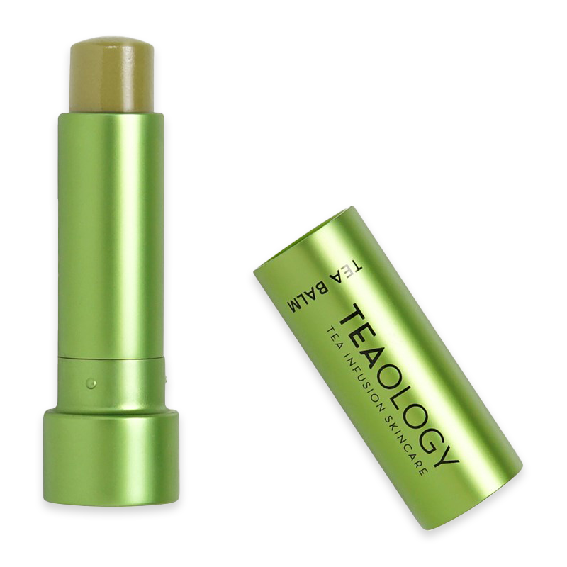 TEAOLOGY Matcha Tea Lip Balm in grünem Behälter mit abgenommenem Deckel.