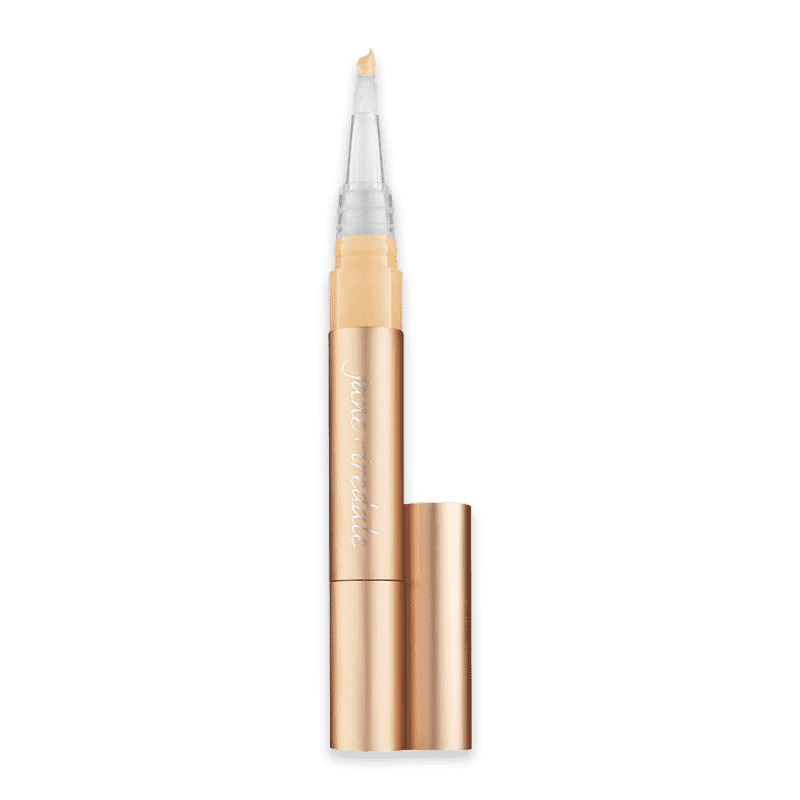 Goldener Concealer-Stift mit abnehmbarer Kappe und Pinselapplikator auf weißem Hintergrund.