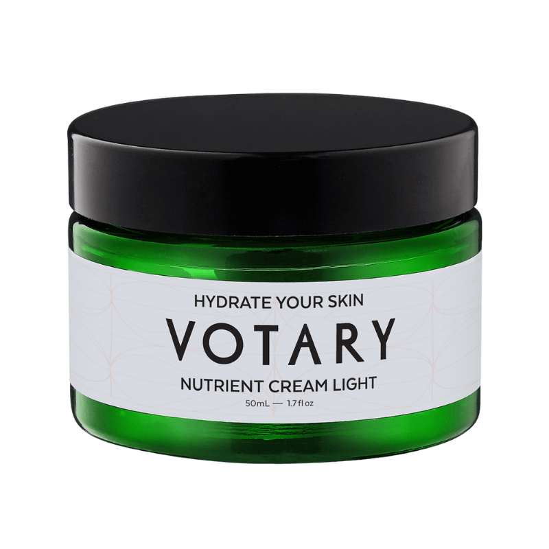 Grünes Glasgefäß mit schwarzem Deckel, beschriftet mit 'VOTARY NUTRIENT CREAM LIGHT'.