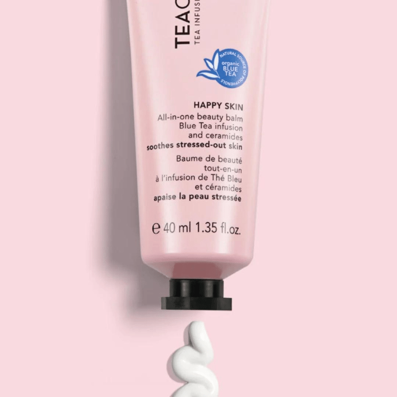 TEAOLOGY Happy Skin All-in-one Beauty Balm 40ml, Tube auf rosa Hintergrund, mit herausgedrückter Creme.