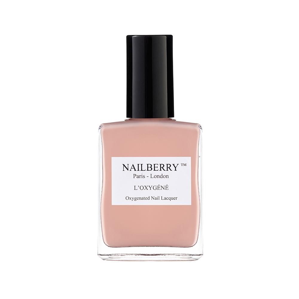 Nagellackflasche von Nailberry in der Farbe Nude, mit schwarzem Deckel und weißem Etikett.