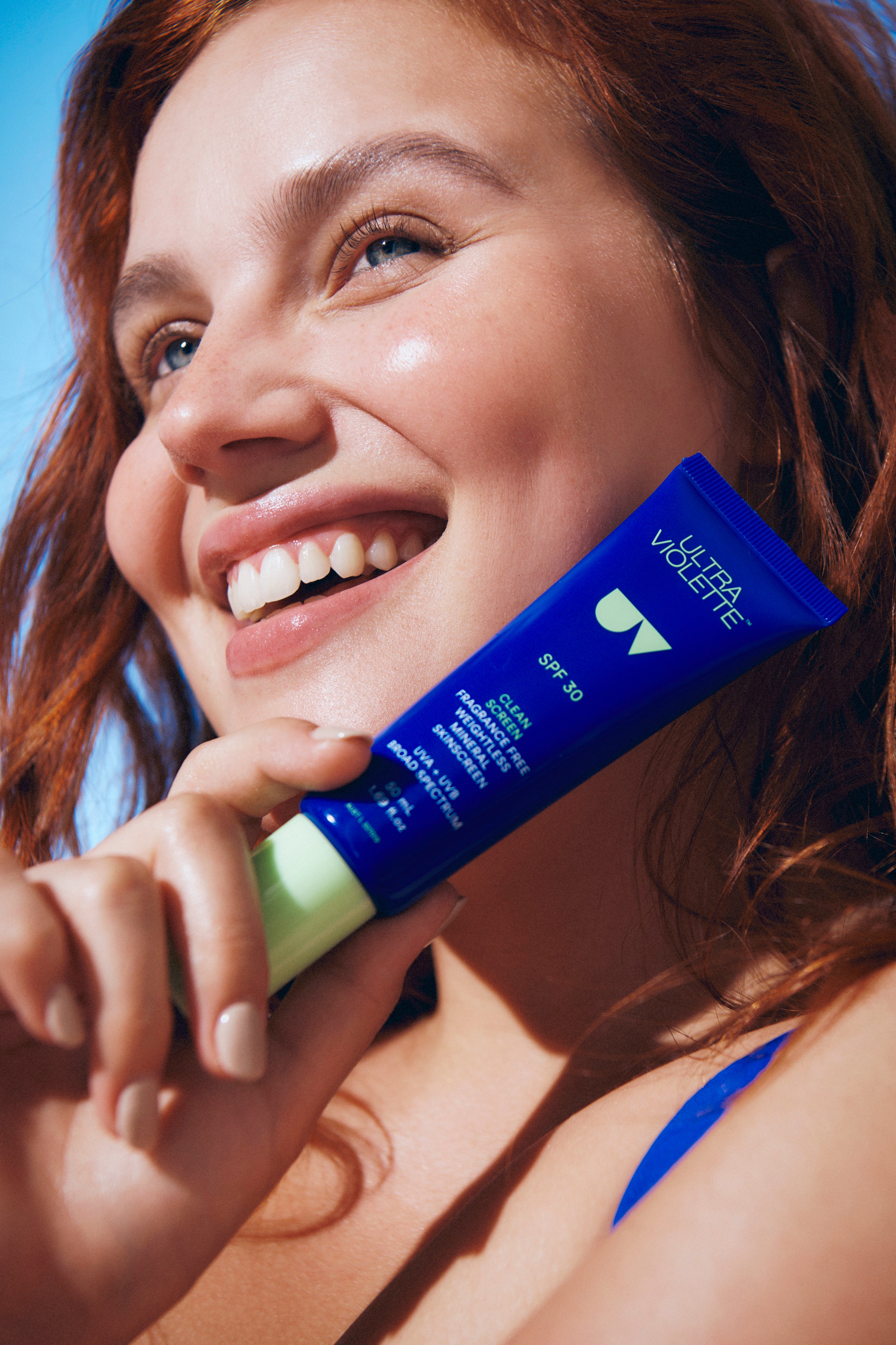 201207_ULTRAVIOLETTE_03_0463 Frau hält Ultra Violette SPF 30 Creme, lächelt in die Kamera.