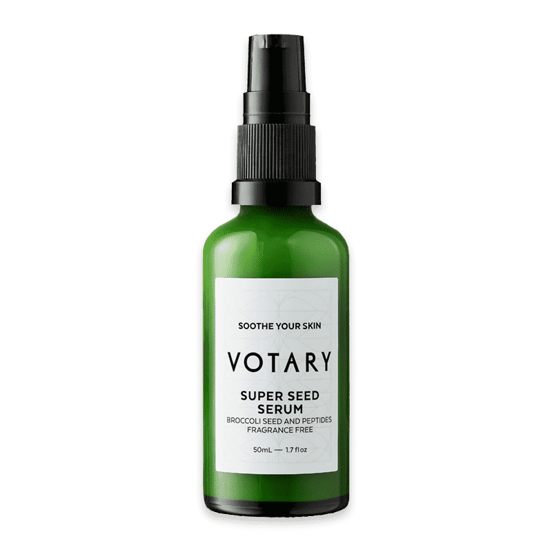 Super-Seed-Serum_optimized Grüne Flasche Votary Super Seed Serum, 50ml, mit schwarzem Sprühkopf und weißem Etikett.