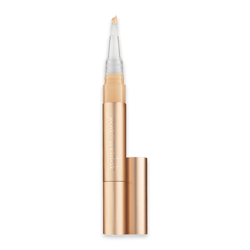 Goldener Concealer-Stift mit Pinselapplikator auf weißem Hintergrund.