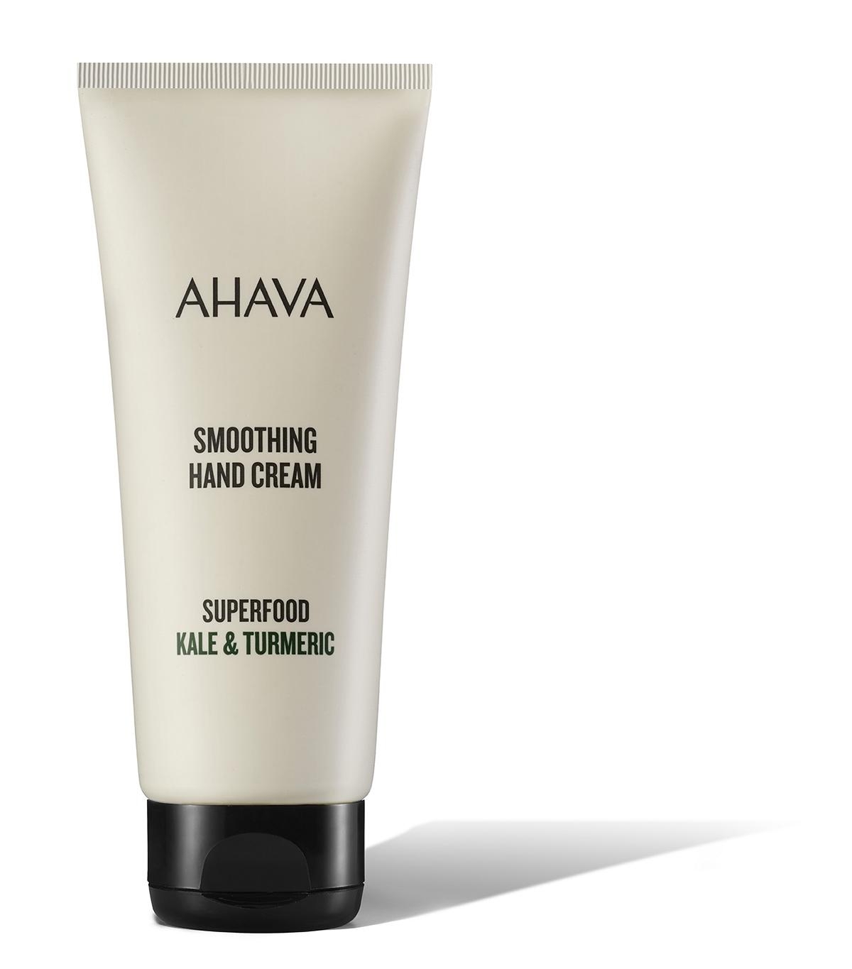 AHAVA Smoothing Hand Cream Superfood Kale & Turmeric in einer weißen Tube mit schwarzem Deckel.