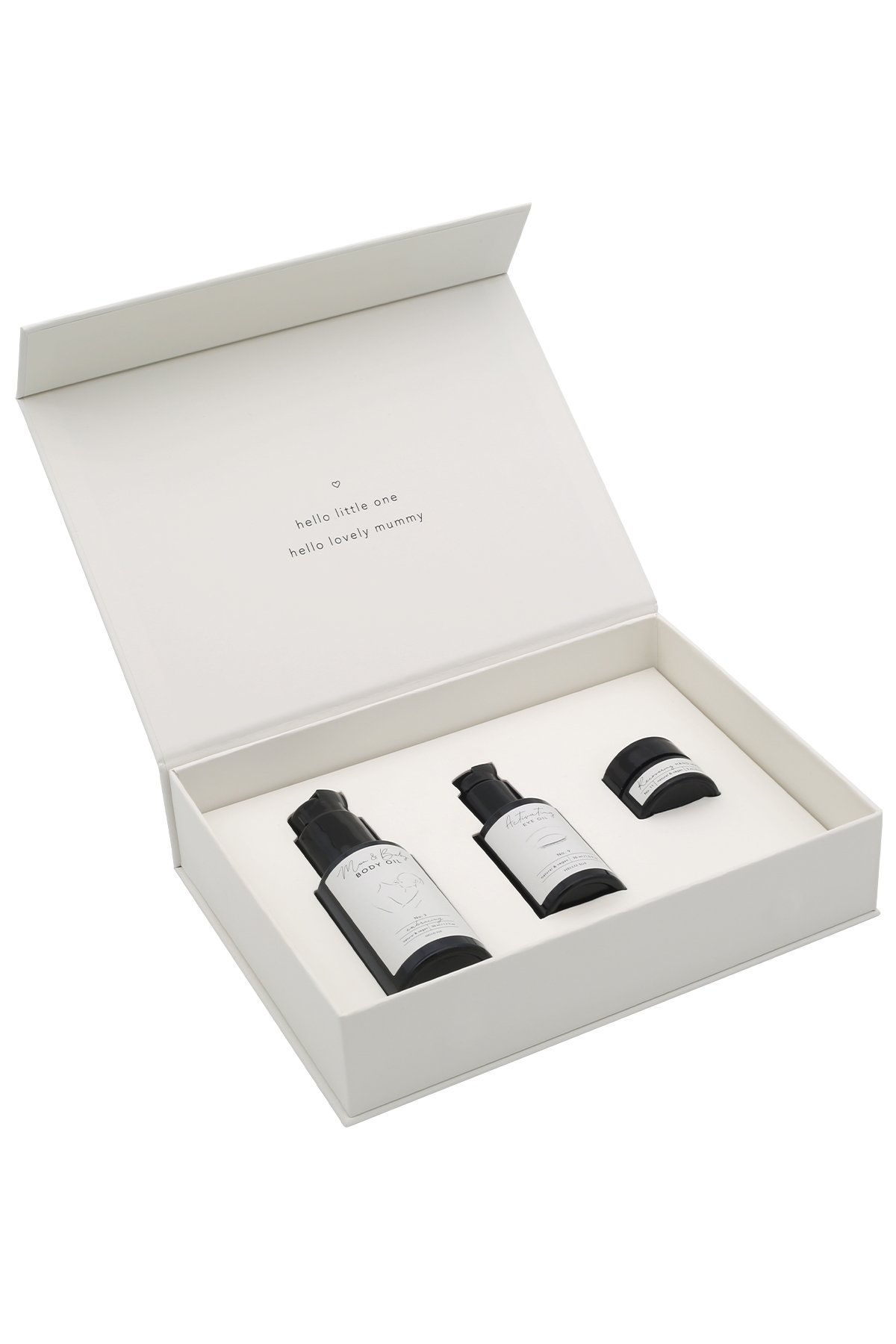 hs-014_mumbabyminicollection_freisteller_2 Offene weiße Geschenkbox mit drei Kosmetikprodukten für Mutter und Baby.
