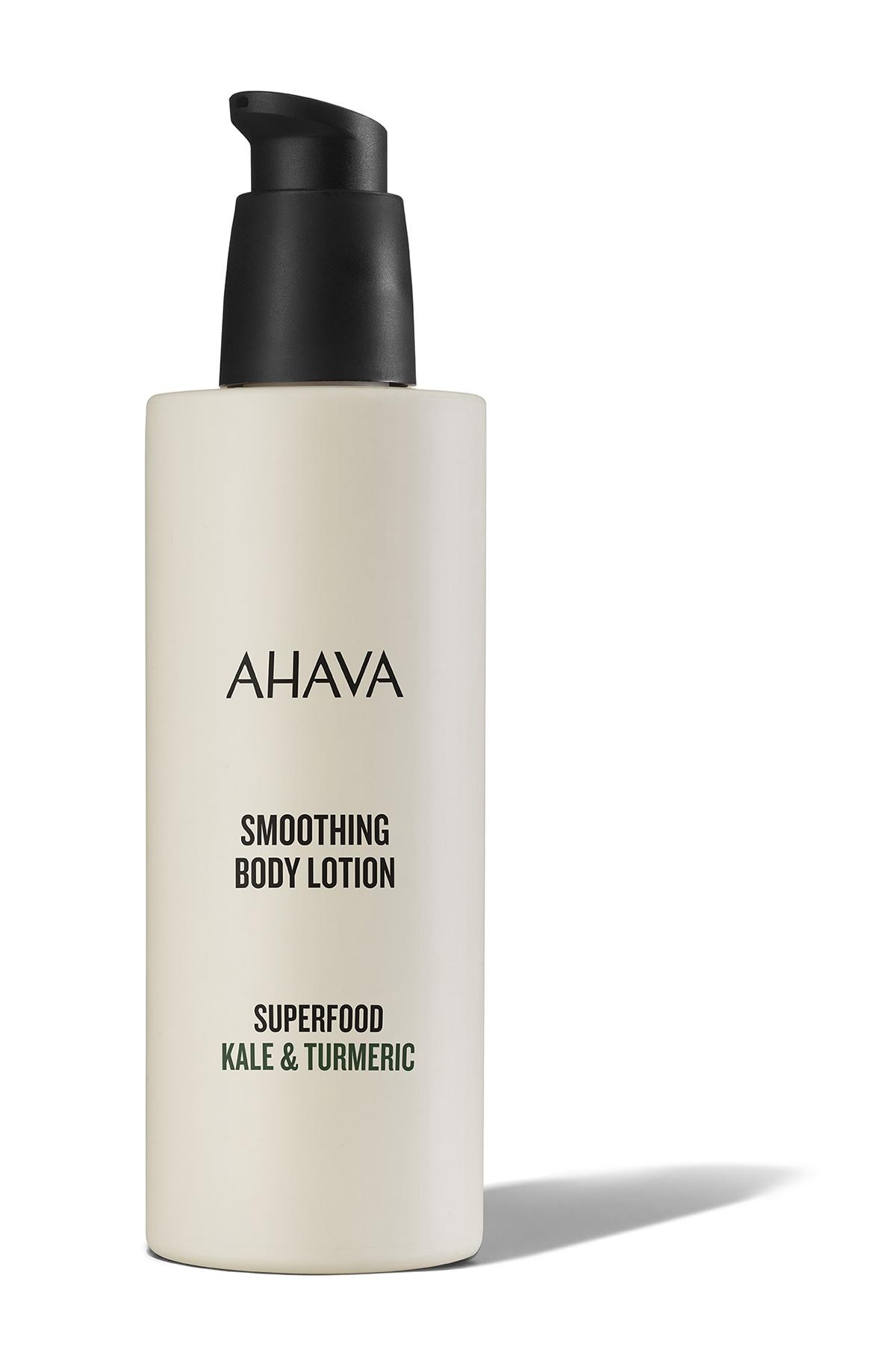 AHAVA Smoothing Body Lotion mit Superfood, Grünkohl und Kurkuma in einer weißen Flasche mit schwarzem Pumpspender.