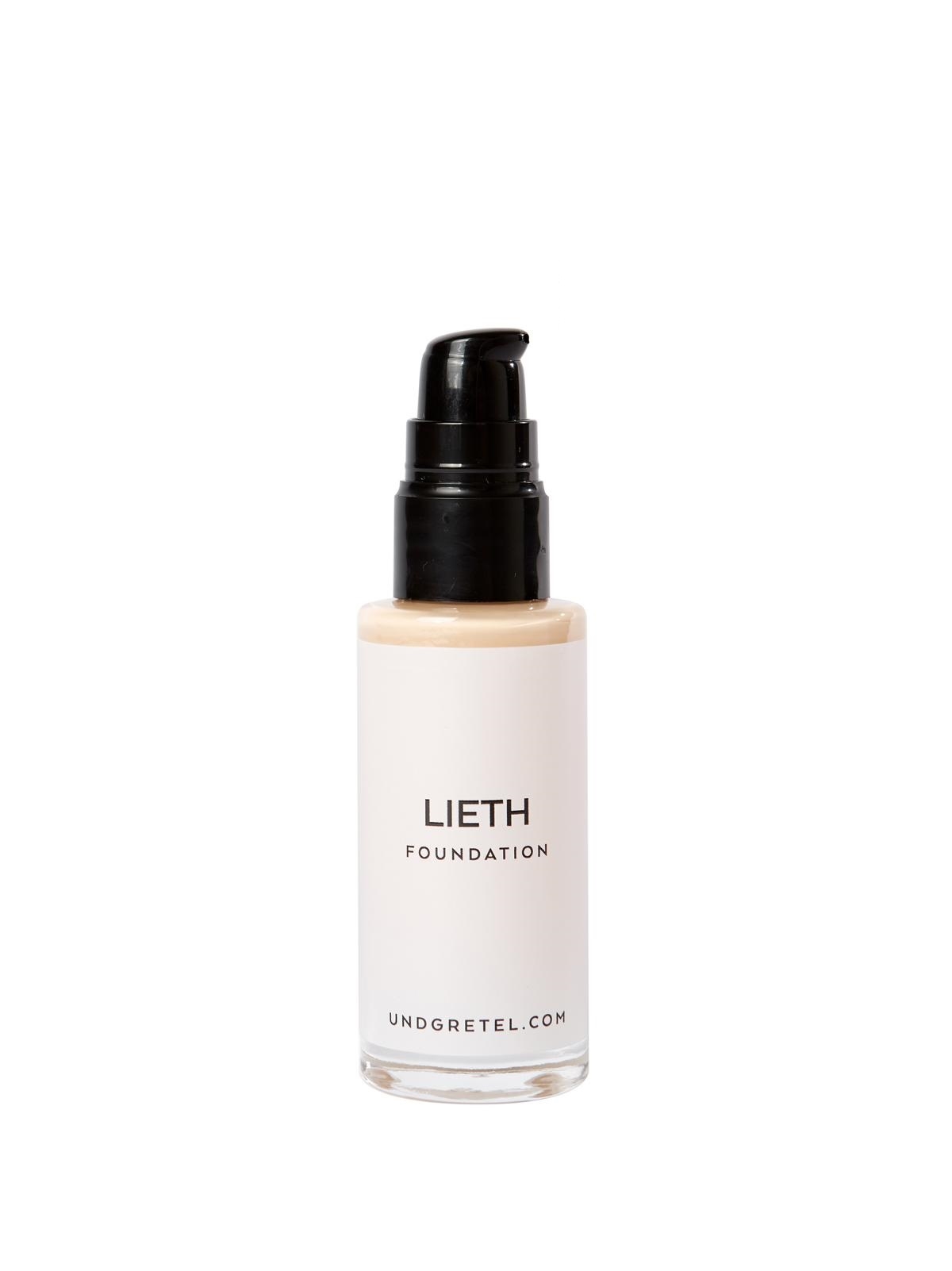 Flasche mit LIETH Foundation von UND GRETEL, weißes Etikett, schwarzer Pumpverschluss.