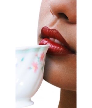 Nahaufnahme von roten Lippen, die an einer weißen Teetasse mit Blumenmuster nippen.