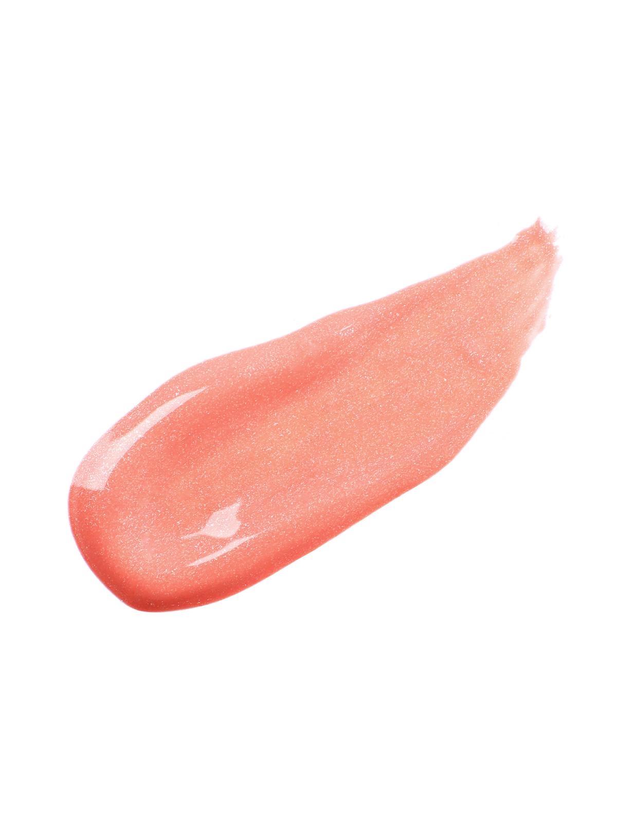 Ein Tropfen pfirsichfarbener Lipgloss auf weißem Hintergrund.