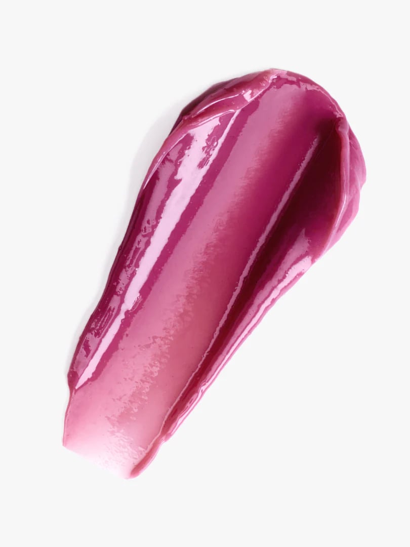 Nahaufnahme eines rosa Lippenstift-Swatches auf weißem Hintergrund.
