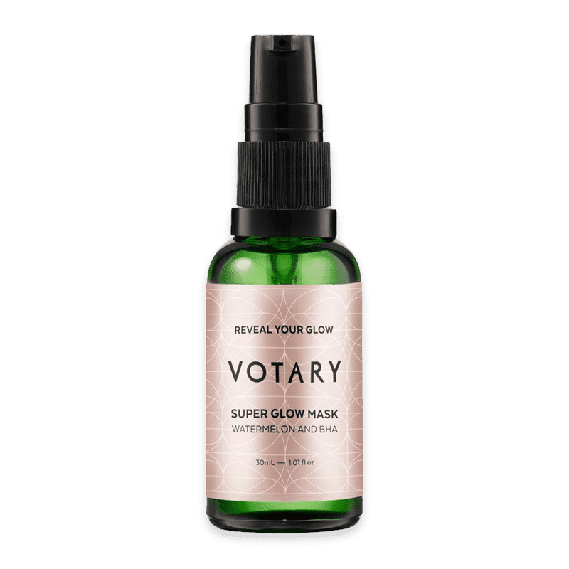 votary-super-glow-mask_optimized Votary Super Glow Maske, 30ml Flasche mit schwarzem Sprühkopf und grünem Glas, Etikett mit Text 'Reveal Your Glow, Watermelon and BHA'.