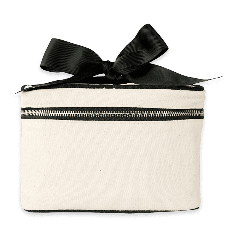 Kleine, naturfarbene Kosmetiktasche mit schwarzem Reißverschluss und schwarzer Schleife.