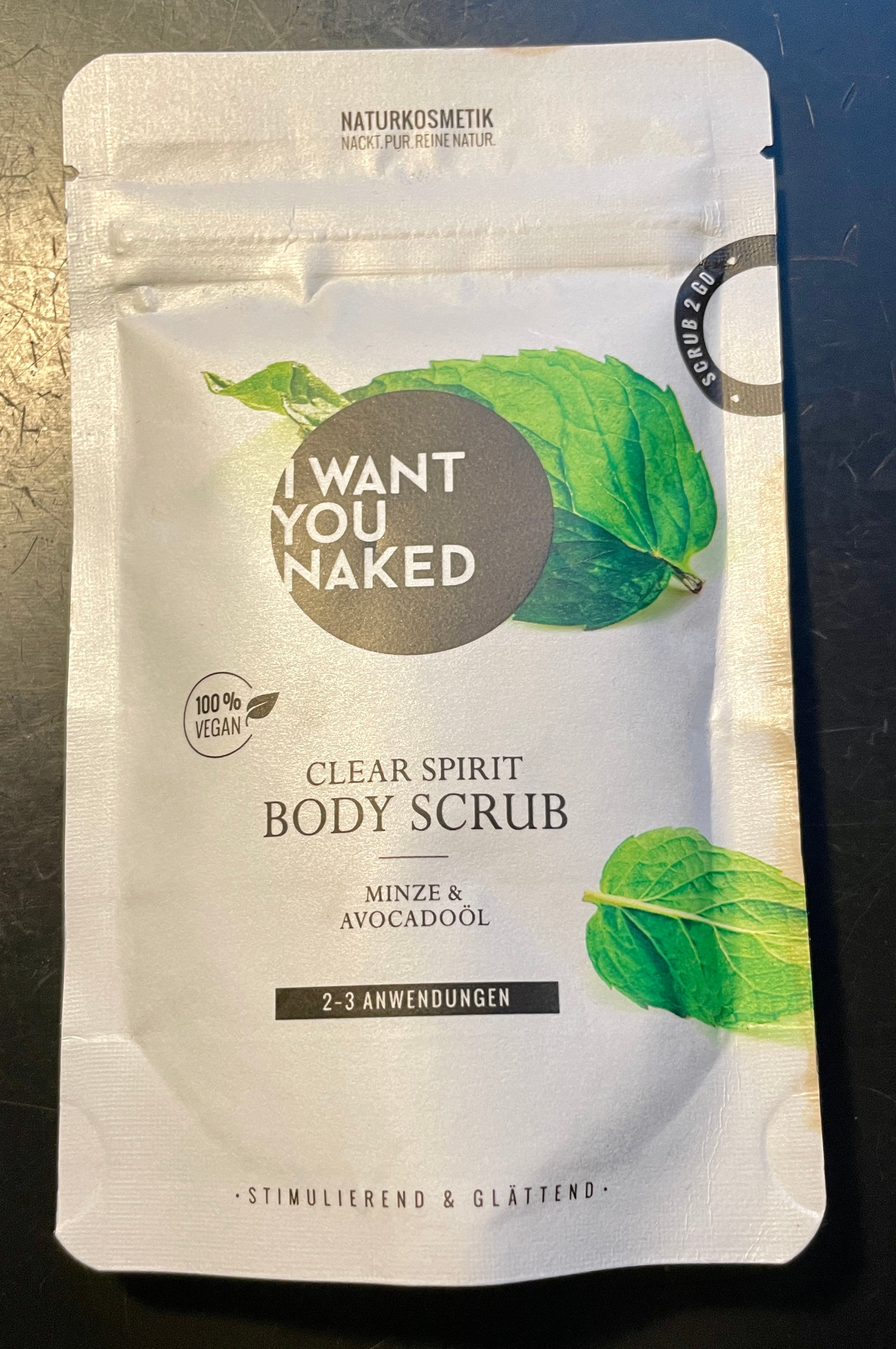 IMG_2066 Verpackung des 'I Want You Naked' Clear Spirit Body Scrub mit Minze und Avocadoöl, 100% vegan, für 2-3 Anwendungen.