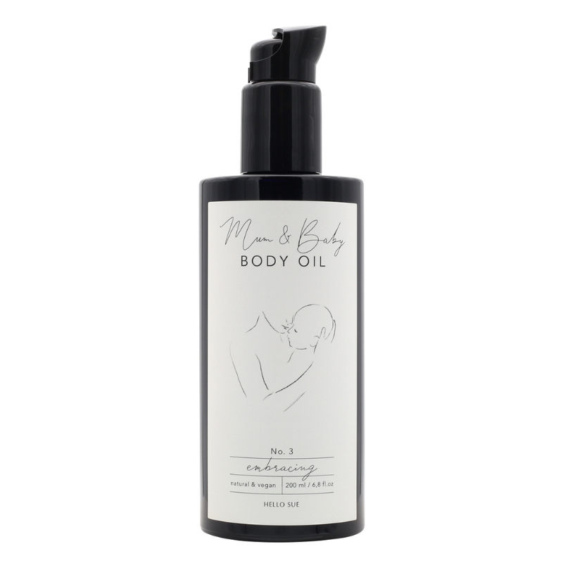 Schwarze Flasche mit weißem Etikett, auf dem 'Mum & Baby Body Oil' steht. Enthält 200 ml natürliches und veganes Öl von HELLO SUE.