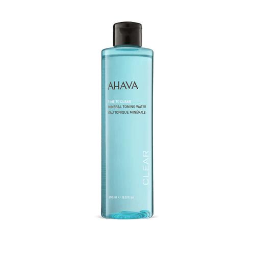 mineral-toning-water_500x500 Eine Flasche Ahava Mineral Toning Water mit blauem Etikett und schwarzem Deckel, 250 ml.